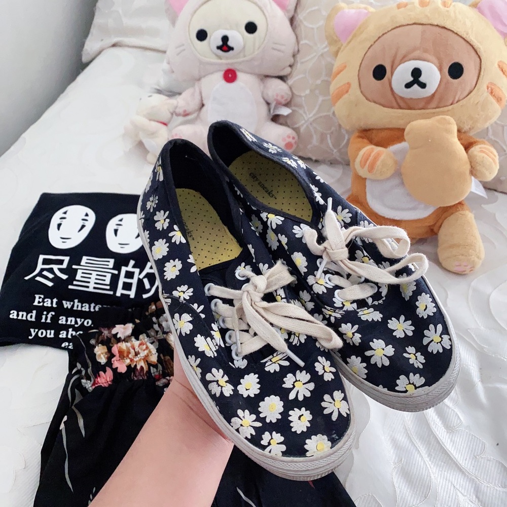 Daisy Canvas Sneakers